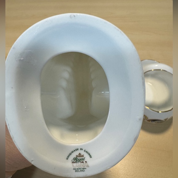 Royal Tara Fine Bone China - Ireland Basket & Harp - Picture 3 of 6